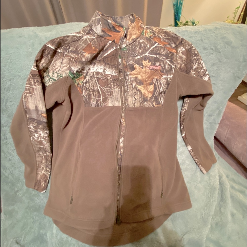 Mens longsleeved camp shirt.